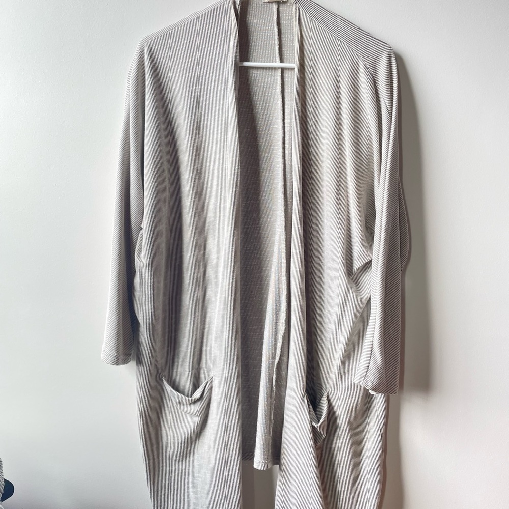 ✨SOLD✨ 
Donni OS FabFitFun Sweater Robe